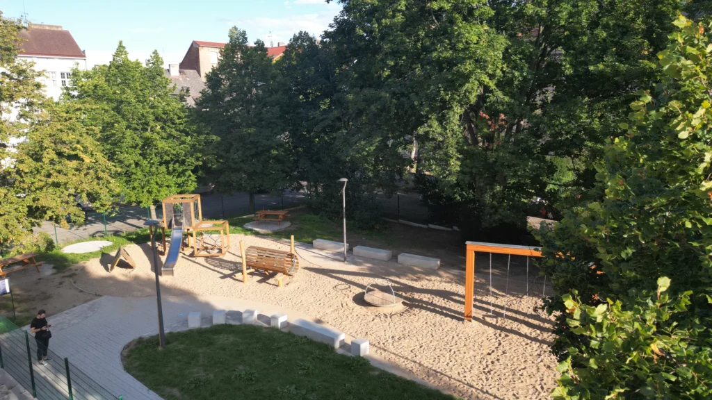 Herní prvky a houpačky v pískové ploše revitalizovaného vnitrobloku Tyršova v Benešově