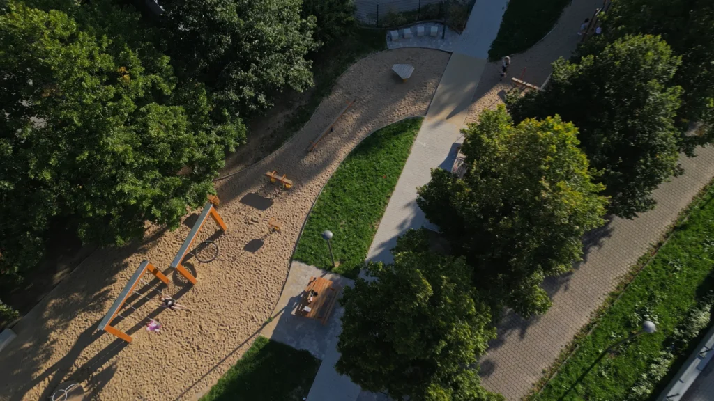 Letecký pohled na dětské hřiště, chodník a zeleň ve vnitrobloku Tyršova v Benešově